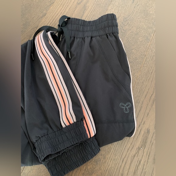 Aritzia TNA woven side striped joggers size XXS black/pink - Picture 4 of 10